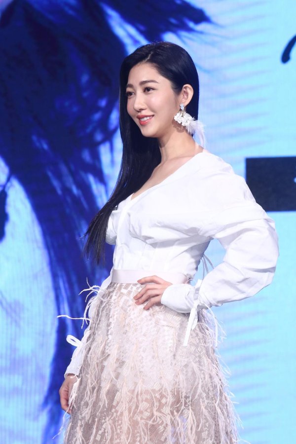 股票的配资 女演员竟用微波炉煮鸡蛋，结果鸡蛋在眼前爆炸，受伤后发声